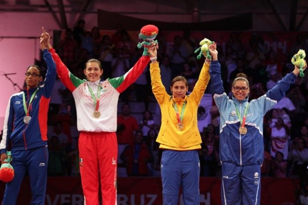 (De izquierda a derecha) La cubana Glenhis Hernández (plata), la mexicana María del Rosario Espinosa (oro), la colombiana Sandra Venegas y la hondureña Joselin Molina (bronce) celebran en el podio de la categoría de 73 kg. en taekwondo hoy, lunes 17 de noviembre de 2014, en el marco de los Juegos Centroamericanos y del Caribe Veracruz 2014, en el puerto mexicano de Veracruz. 