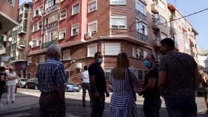 Un grupo de vecinos, ante el bloque de la calle Ram de Viu en el que se cometió el infanticidio