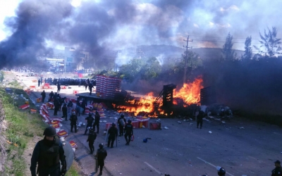 Maestros detenidos durante el desalojo violento de la Policía Federal (PF) en el bloqueo magisterial de la Mixteca, en Nochixtlán, Oaxaca. Foto: Jesús Cruz