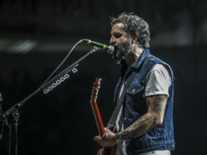Tito Fuentes, guitarrista de la banda. Durante su presentación recordaron a los 43 jóvenes desaparecidos en Guerrero.