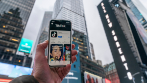El FBI etiqueta a TikTok como una "amenaza para la seguridad nacional" y China responde