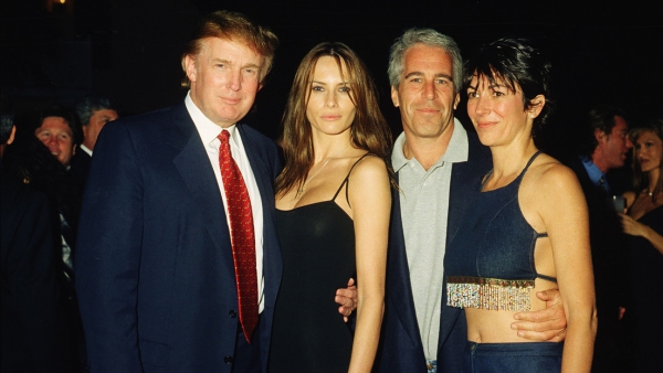 De izquierda a derecha, El presidente de EE.UU., Donald Trump (i), Melania Trump (2i), el financiero Jeffrey Epstein (2d) y Ghislaine Maxwell en el club Mar-a-Lago. Florida, 12 de febrero de 2000.