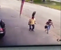 Momento en que la llanta impacta contra el hombre