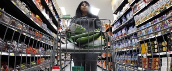 Una clienta hace la compra en un supermercado Walmart de Chicago