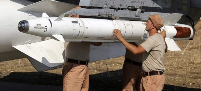 Personal militar ruso mientra prepara un aviòn SU-34 en la base áerea siria de Hmeymin