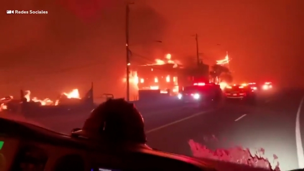 Conduciendo por el infierno: autos que atraviesan la zona de los incendios en Los Ángeles