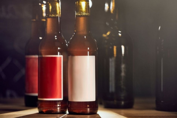 Imagen ilustrativa de botellas de alcohol.