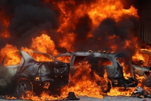 Maestros se siguen: queman ahora autos del Congreso; toman Aeropuerto de Morelia