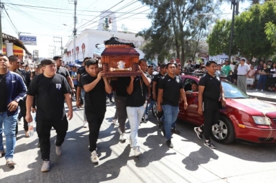 l pasado domingo, estudiantes de la Normal Rural Raúl Isidro Burgos, de Ayotzinapa, despidieron con un homenaje a Yanqui Kothan Gómez Peralta, el normalista asesinado el 7 de marzo.