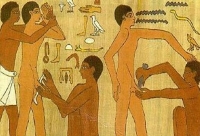 Grabado de la tumba de Ankhamahor que representa una circuncisión con una piedra de sílex.