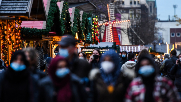 Personas con mascarillas caminan en el mercado navideño en la ciudad de Duisburg, Alemania.