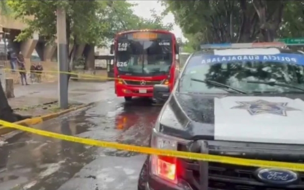 Tras los hechos, dos mujeres resultaron lesionadas por vidrios rotos y esquirlas de bala.