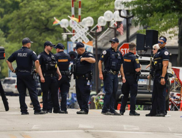 Al momento se reportan 6 muertos y 12 heridos tras el tiroteo en un desfile en Illinois.