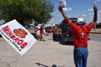 Integrantes del Sindicato Nacional de Trabajadores Mineros, Metalúrgicos, Siderúrgicos y Similares de la República Mexicana, que encabeza Napoleón Gómez Urrutia, realizan actividades informativas en los alrededores de plantas de PKC Arneses y Accesorios en Ciudad Acuña, Coahuila, donde se llevará a cabo en las próximas semanas un recuento por la titularidad del contrato colectivo de trabajo