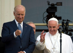 El papa Francisco y el entonces vicepresidente estadunidense, Joe Biden, en imagen del 24 de septiembre de 2015 en Washington.