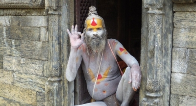 Un monje hindú arrastra una furgoneta con su pene