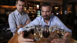 Christopher van Tulleken (izq.) tuvo que beber moderadamente todos los días durante un mes, mientras que su hermano Alexander podía emborracharse una vez a la semana.