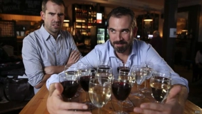 Christopher van Tulleken (izq.) tuvo que beber moderadamente todos los días durante un mes, mientras que su hermano Alexander podía emborracharse una vez a la semana.