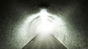 Muchas personas que han vivido experiencias cercanas a la muerte describen una escena en la que se ve una luz al final de un túnel.