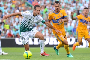 Con un hombre menos en la cancha, Santos logró avanzar a semifinales.