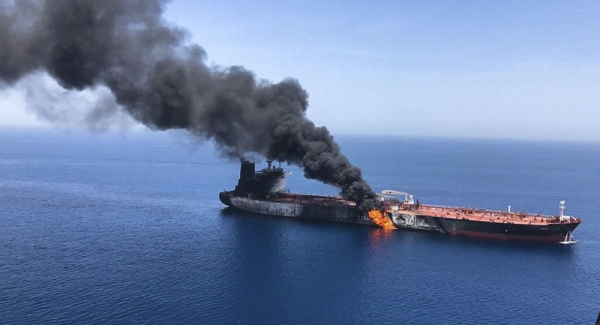 Un vídeo capta el incendio en uno de los petroleros atacados en el golfo de Omán