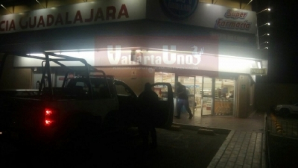 Vallarta: Banda de la “moto negra” vuelve a robar; asaltan dos farmacias Guadalajara en la madrugada