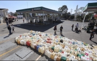 Aunque común, la venta de gasolina en bidones está prohibida; la reciente crisis pone el foco sobre esta práctica que además de riesgosa tiende al acaparamiento.