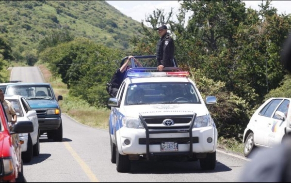 Debido a que los cuerpos se localizaron en territorio limítrofe, las autoridades zacatecanas y jaliscienses deben establecer a quién corresponde la investigación.