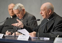 El cardenal Francesco Coccopalmerio (derecha), presidente del Consejo Pontificio para Textos Legislativos, lee los decretos de Francismo hoy en el Vaticano.
