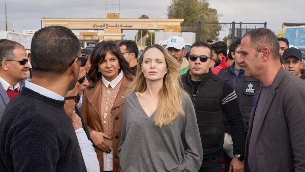 Angelina Jolie visita un paso fronterizo entre Egipto y la Franja de Gaza