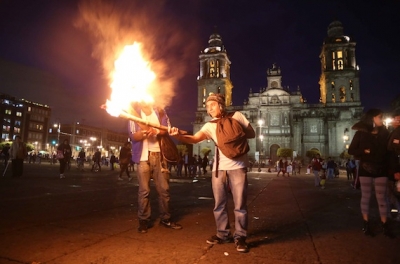 Son miles los que abarrotan el Zócalo capitalino con un solo grito: “¡Fuera Peña!”