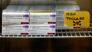 Cajas con viales de la vacuna AstraZeneca en Roma, Italia, el 5 de marzo de 2021.