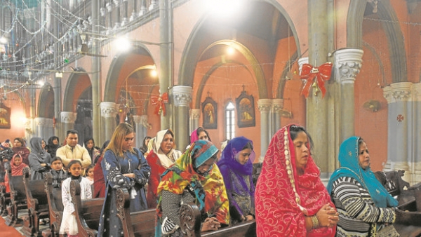 Cristianos celebran la Navidad en la catedral Sacred Heat de Lahore 