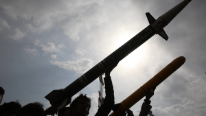 Hutíes levantan un cohete simulado en Saná, Yemen, el 15 de agosto de 2025.