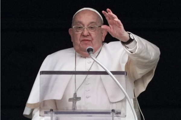 El papa Francisco da su bendición mientras recita la oración del Ángelus del mediodía desde la ventana de su estudio con vista a la Plaza de San Pedro, en el Vaticano, el domingo 19 de enero de 2025