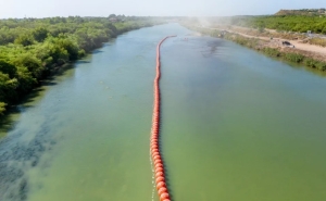 El Gobierno de Texas colocó boyas con púas en el Río Grande.