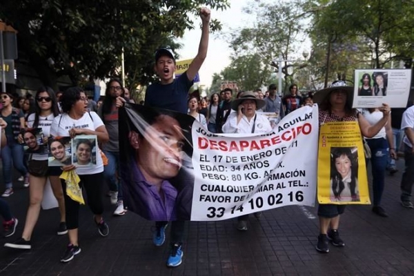  Rostros de dolor e impotencia se observaron ayer en la marcha que realizaron cientos de personas para demandar que hallen a los cerca de 3 mil desaparecidos en Jalisco. 