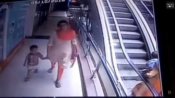 FUERTE VIDEO: Una mujer deja caer a su bebé en una escalera mecánica mientras se tomaba una selfi