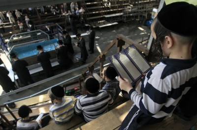 Niños ultraortodoxos durante el ritual Tashlich en una Yeshiva de Bnei Brak, cerca de Tel Aviv