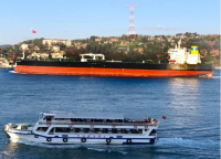 El buque petrolero Prudent Warrior de bandera griega, al fondo, navega el 19 de abril de 2019 junto a Estambul, Turquía.