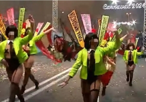 El disfraz de la polémica, que lucían en el desfile de Carnaval mujeres y también niñas.