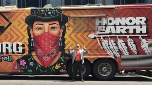 Arrestan a político por publicar foto de su esposa en toples tras ser acusado de violencia de género