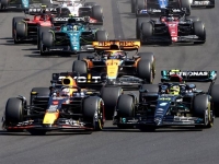 Verstappen superó a Hamilton en la primera curva.