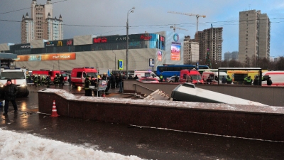 Graban cómo un autobús se pone en marcha y arrolla a varias personas en Moscú