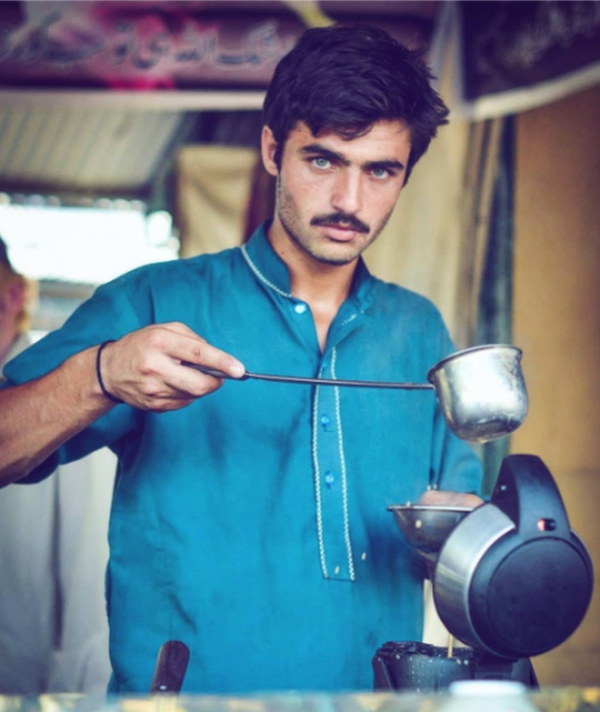 Arshad Khan, de 18 años, vende té en el mercado libre de los domingos en Islamabad. 