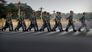 Personal militar chino cruza una calle en Pekín (China), el 29 de abril de 2020.