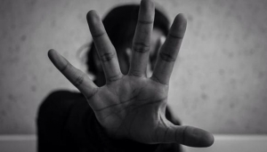 De acuerdo a la denuncia policial, los hechos ocurrieron en enero de 2019, cuando la agraviada de 20 años acompañó a su presunto agresor, Giancarlo Miguel Espinoza Ramos (22), a recoger unos documentos en una institución. Imagen Ilustrativa