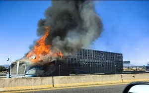 Para poder huir de las autoridades, los delincuentes que atacaron a los miembros de la Guardia Nacional incendiaron cuatro vehículos en la vía a Tepatitlán.