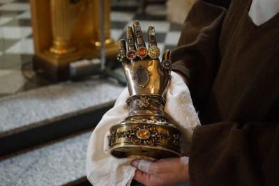 Relicario con la mano incorrupta de Santa Teresa.