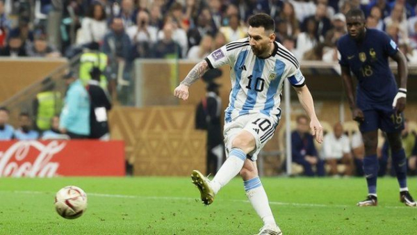 Messi marcó el primer gol de penalti.